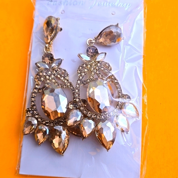 NWOT Crystal Cutout Zinc Alloy Cosplay Costume Earrings - champagne - Picture 1 of 2